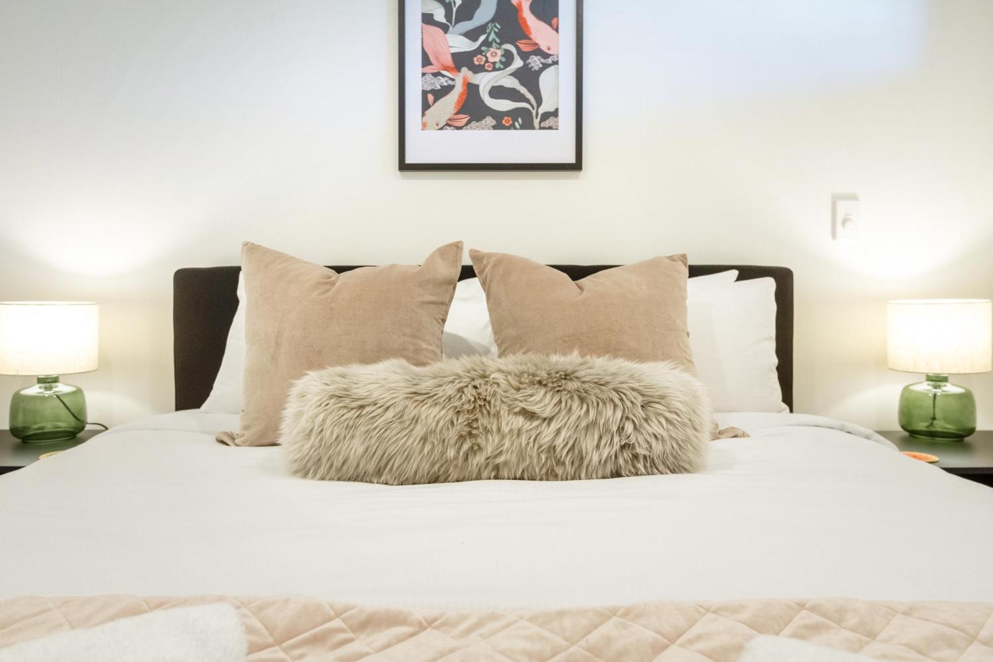 Cozy 1-Bed Apartment With Park Views, Sleeps 4 Christchurch Buitenkant foto
