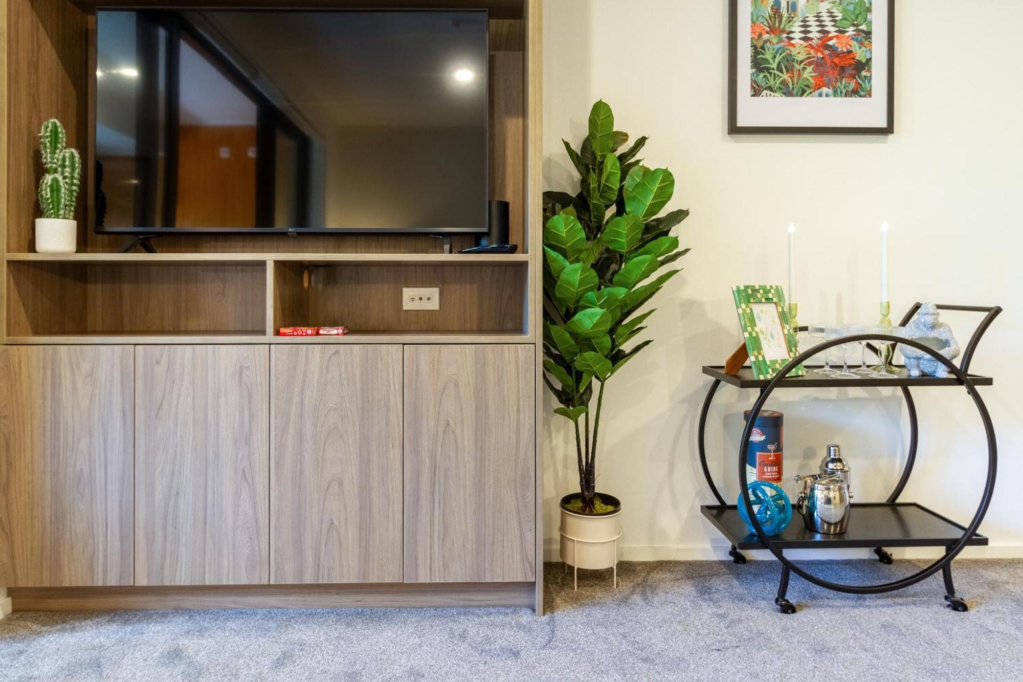 Cozy 1-Bed Apartment With Park Views, Sleeps 4 Christchurch Buitenkant foto