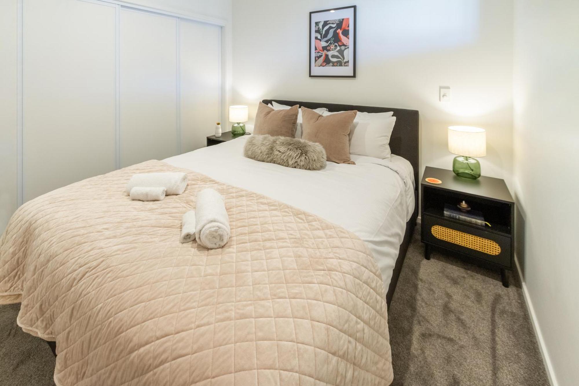 Cozy 1-Bed Apartment With Park Views, Sleeps 4 Christchurch Buitenkant foto