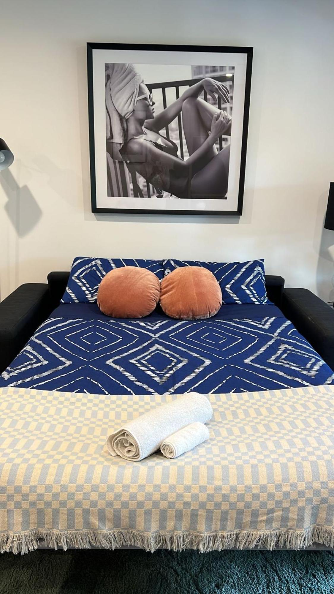 Cozy 1-Bed Apartment With Park Views, Sleeps 4 Christchurch Buitenkant foto